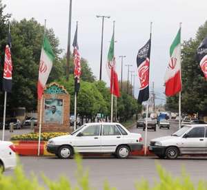 همراهی شهرداری آمل با پویش نصب پرچم «همراه با ایران» درسیمای شهری